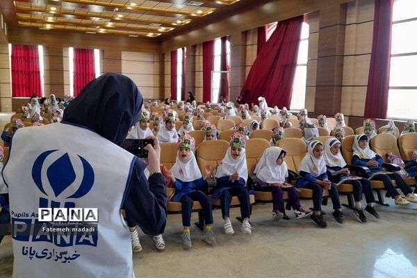 جشن الفبا دانش‌آموزان دبستان مهرآیین در بهارستان 2