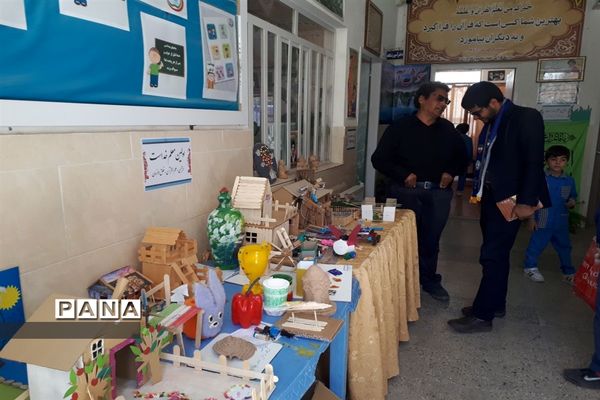 راه‌اندازی بازارچه دانش‌آموزی به‌مناسبت تأسیس سازمان دانش‌آموزی در دبستان شهید محمود فلاح‌زاده ابرکوه