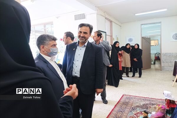 آیین افتتاحیه نمایشگاه تن پوش‌های اقوام ایرانی در هنرستان عترت
