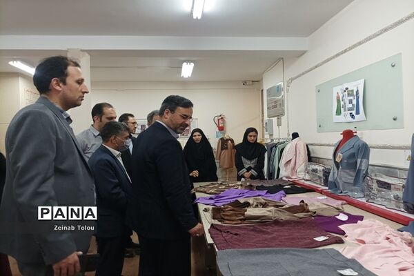 آیین افتتاحیه نمایشگاه تن پوش‌های اقوام ایرانی در هنرستان عترت