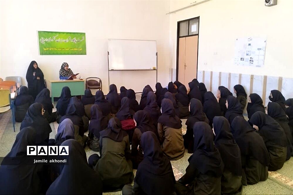 نشست جایگاه دختران در ایران و اروپا در دبیرستان امیرالمومنین شهرستان خاتم