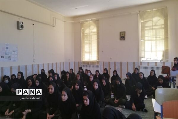 نشست جایگاه دختران در ایران و اروپا در دبیرستان امیرالمومنین شهرستان خاتم