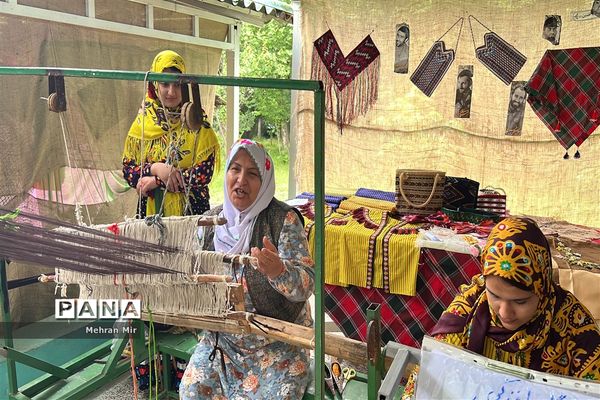 بازدید از غرفه‌های سالروز تاسیس سازمان دانش‌آموزی در گلستان