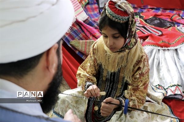 بازدید از غرفه‌های سالروز تاسیس سازمان دانش‌آموزی در گلستان