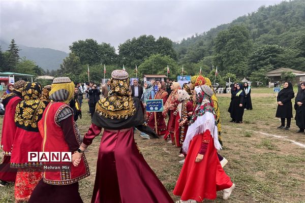 بازدید از غرفه‌های سالروز تاسیس سازمان دانش‌آموزی در گلستان