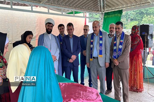 بازدید از غرفه‌های سالروز تاسیس سازمان دانش‌آموزی در گلستان