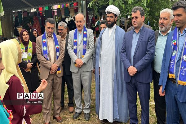 بازدید از غرفه‌های سالروز تاسیس سازمان دانش‌آموزی در گلستان