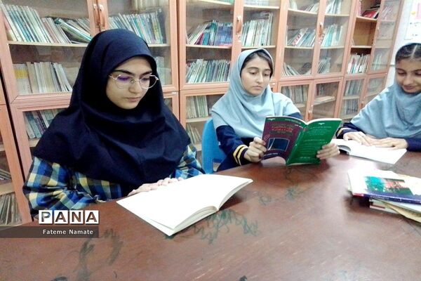 آخرین نشست کتاب خوان سال تحصیلی ۱۴۰۲-۱۴۰۱ در دبیرستان شایستگان ملارد