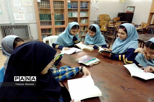 آخرین نشست کتاب خوان سال تحصیلی ۱۴۰۲-۱۴۰۱ در دبیرستان شایستگان ملارد