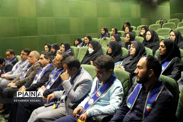 نشست هم‌اندیشی مسئولان سازمان دانش‌آموزی شهرستان‌های استان تهران در برج میلاد