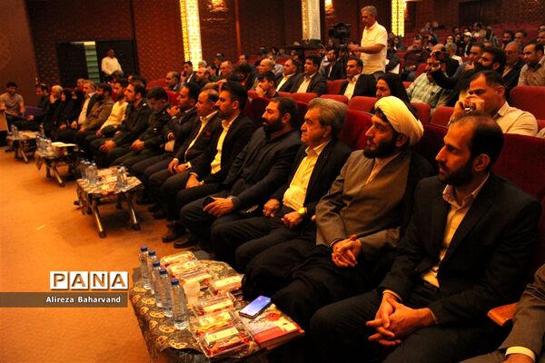 تقدیر از خانواده‌های شهدا در روز بزرگداشت فرهنگ پهلوانی