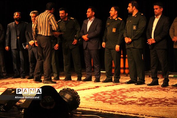 تقدیر از خانواده‌های شهدا در روز بزرگداشت فرهنگ پهلوانی