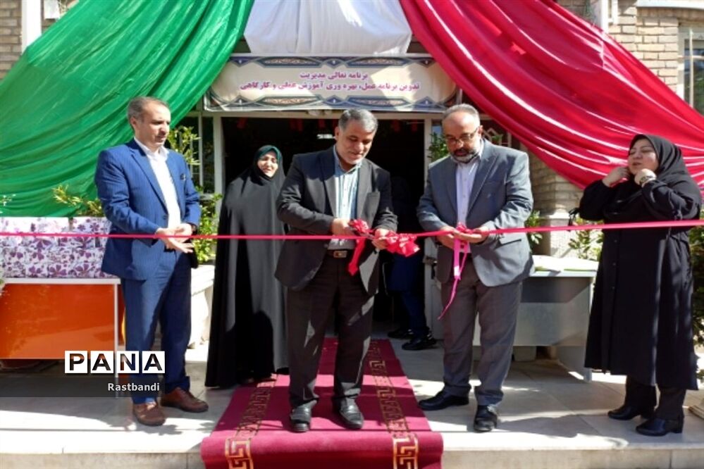 افتتاح نمایشگاه دست‌سازه‌های دانش‌آموزی هنرستان سمیه منطقه ۱۳