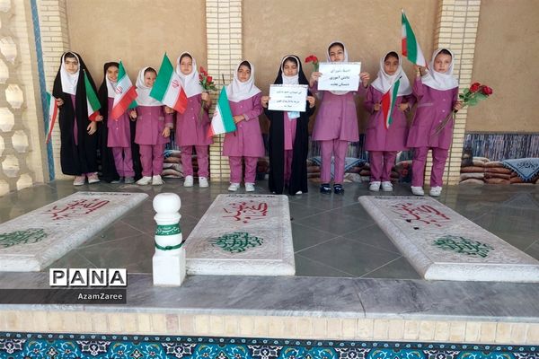 حضور اعضای شورای دانش‌آموزی دبستان بعثت ابرکوه در گلزار شهدا