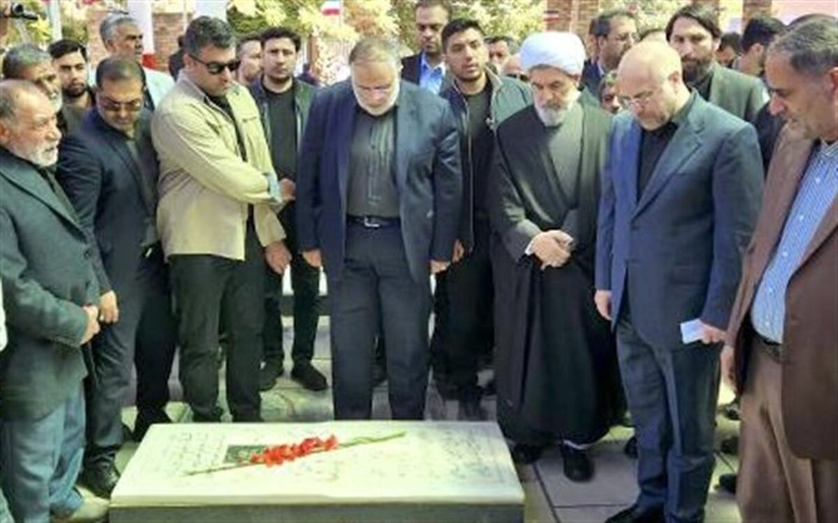 قالیباف به مقام شهدای شهرستان بوئین‌زهرا ادای احترام کرد
