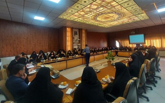 در گفتمان انقلاب اسلامی زن برای جامعه تصمیم‌ساز است