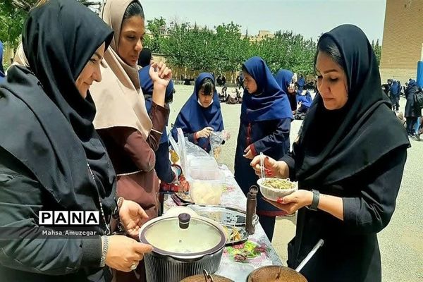 برگزاری جشنواره نوجوان خوارزمی محور بازارچه درآموزشگاه شرافت اسلامشهر