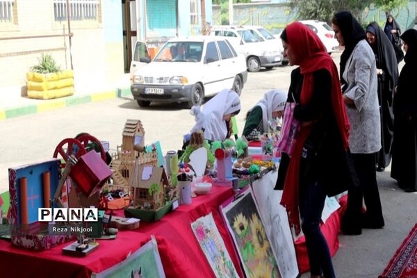 نمایشگاه آثار هنری دانش‌آموزان بهارستانی
