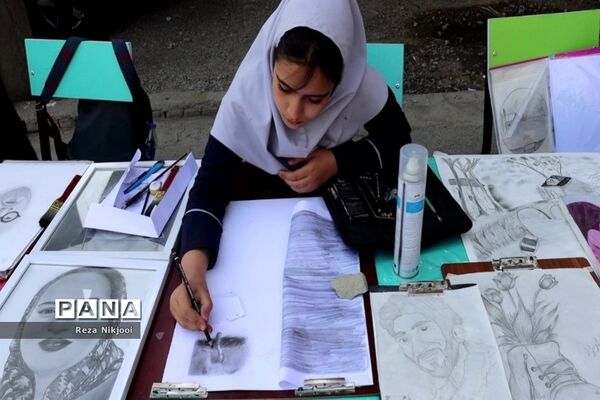نمایشگاه آثار هنری دانش‌آموزان بهارستانی