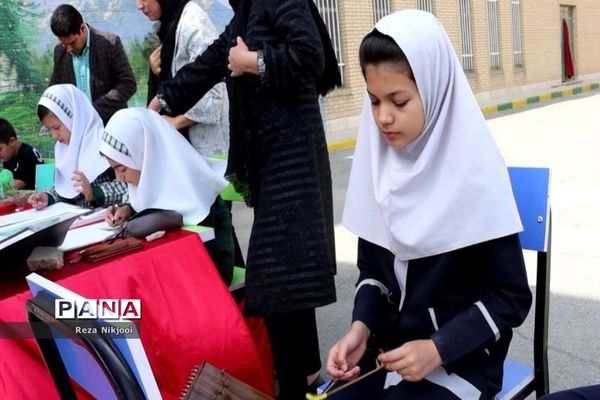 نمایشگاه آثار هنری دانش‌آموزان بهارستانی