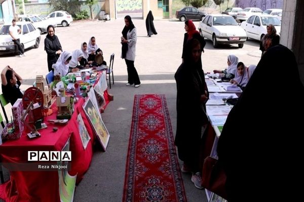 نمایشگاه آثار هنری دانش‌آموزان بهارستانی