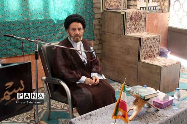 برگزاری نماز جماعت ویژه دانش‌آموزان دختر