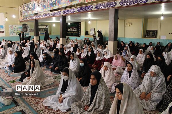 برگزاری نماز جماعت ویژه دانش‌آموزان دختر