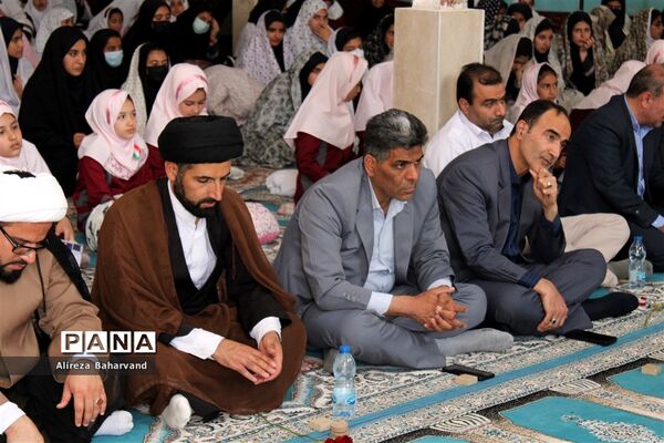 برگزاری نماز جماعت ویژه دانش‌آموزان دختر