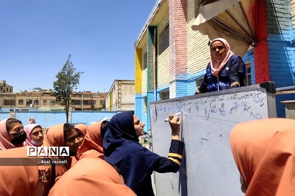 برگزاری اردوی درون مدرسه‌ای و تقدیر از دانش‌آموزان فعال مدرسه عطیه 2 ملارد
