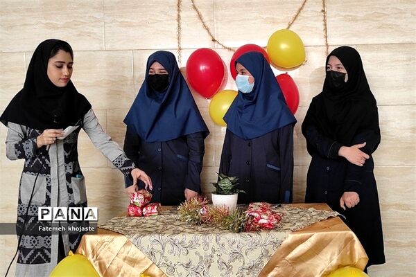 اهدای جوایز به دانش‌آموزان مدرسه ندای زهرا قرچک به‌مناسبت روز دختر