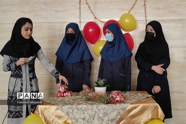 اهدای جوایز به دانش‌آموزان مدرسه ندای زهرا قرچک به‌مناسبت روز دختر