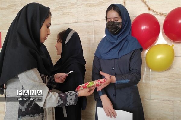 اهدای جوایز به دانش‌آموزان مدرسه ندای زهرا قرچک به‌مناسبت روز دختر