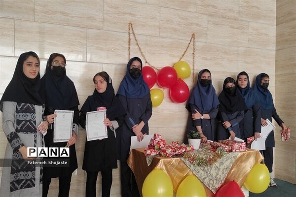 اهدای جوایز به دانش‌آموزان مدرسه ندای زهرا قرچک به‌مناسبت روز دختر