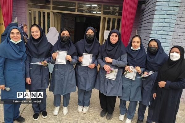 تقدیر از دانش‌آموزان برتر در مدارس رودهن در آخرین روزهای سال تحصیلی