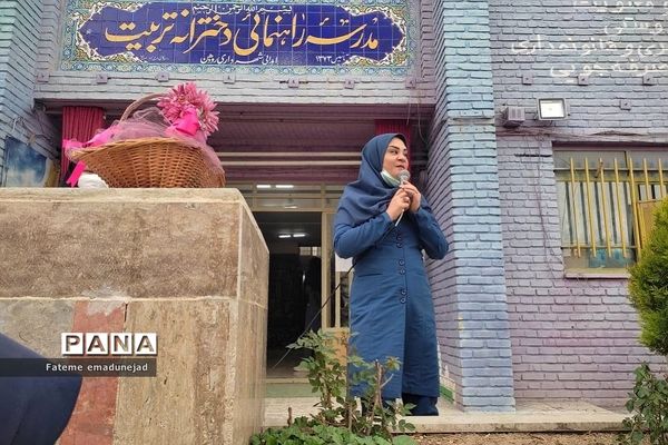 تقدیر از دانش‌آموزان برتر در مدارس رودهن در آخرین روزهای سال تحصیلی