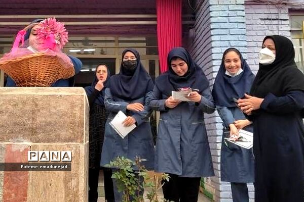 تقدیر از دانش‌آموزان برتر در مدارس رودهن در آخرین روزهای سال تحصیلی