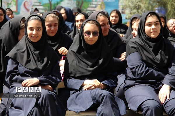 جشن روز دختر در دبیرستان حضرت زینب(س) ناحیه یک شهرری