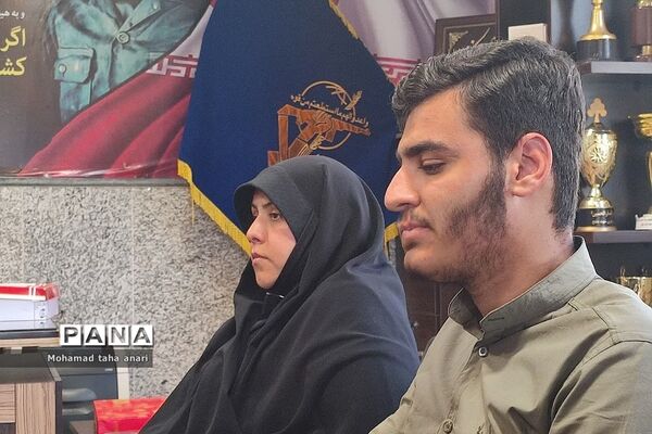دیدار هم‌اندیشی شورای بسیج فرهنگیان و دانش‌آموزی با فرمانده حوزه مقاومت رودهن