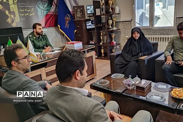 دیدار هم‌اندیشی شورای بسیج فرهنگیان و دانش‌آموزی با فرمانده حوزه مقاومت رودهن