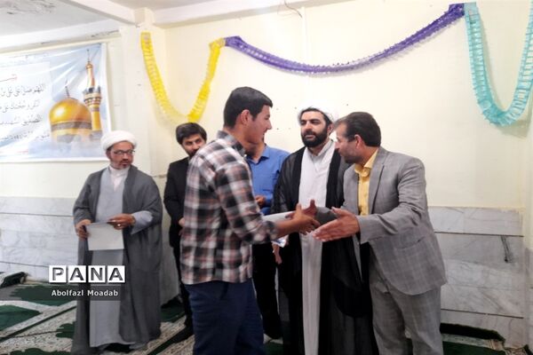تجلیل از دانش‌آموزان برتر دبیرستان نمونه آیت الله خامنه‌ای کاشمر