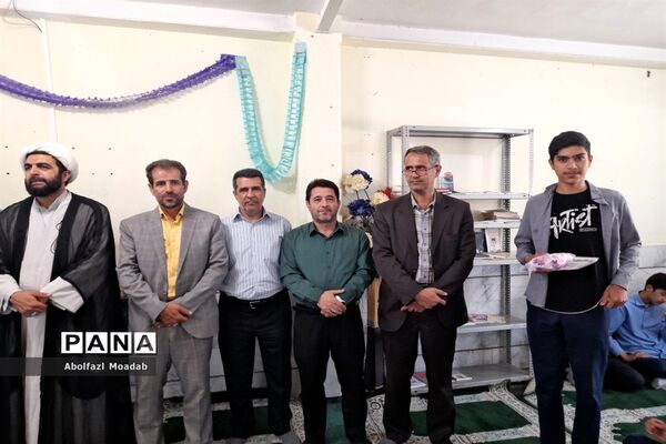 تجلیل از دانش‌آموزان برتر دبیرستان نمونه آیت الله خامنه‌ای کاشمر