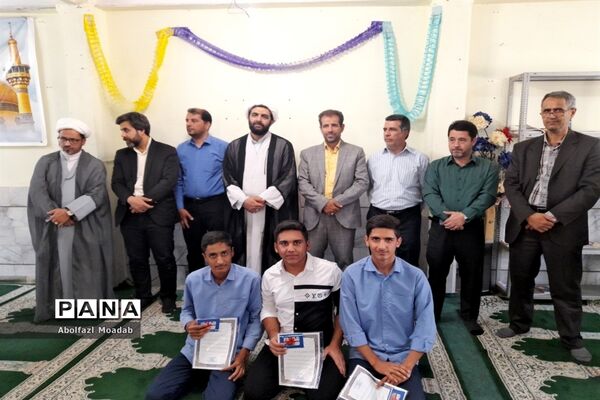 تجلیل از دانش‌آموزان برتر دبیرستان نمونه آیت الله خامنه‌ای کاشمر