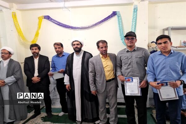 تجلیل از دانش‌آموزان برتر دبیرستان نمونه آیت الله خامنه‌ای کاشمر