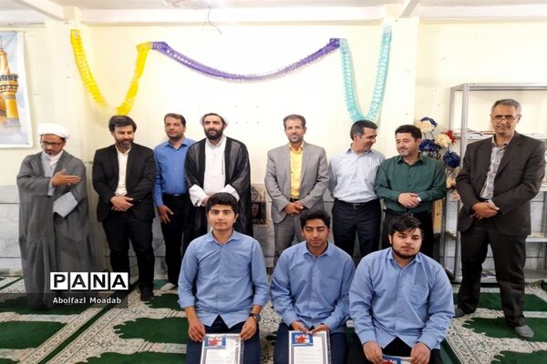 تجلیل از دانش‌آموزان برتر دبیرستان نمونه آیت الله خامنه‌ای کاشمر