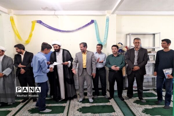 تجلیل از دانش‌آموزان برتر دبیرستان نمونه آیت الله خامنه‌ای کاشمر