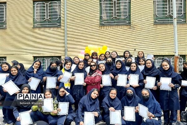 مراسم روز دختر و تقدیر از دانش‌آموزان برتر در دبیرستان یاس