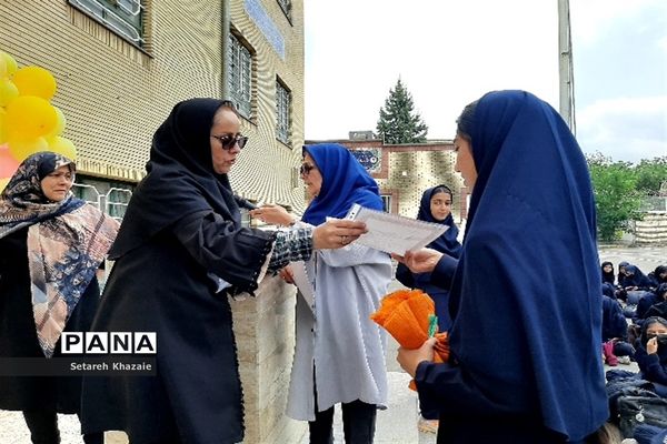 مراسم روز دختر و تقدیر از دانش‌آموزان برتر در دبیرستان یاس