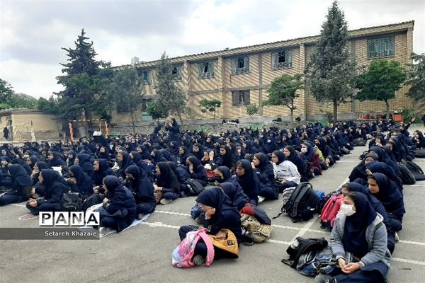 مراسم روز دختر و تقدیر از دانش‌آموزان برتر در دبیرستان یاس