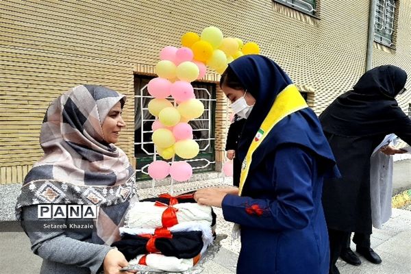 مراسم روز دختر و تقدیر از دانش‌آموزان برتر در دبیرستان یاس