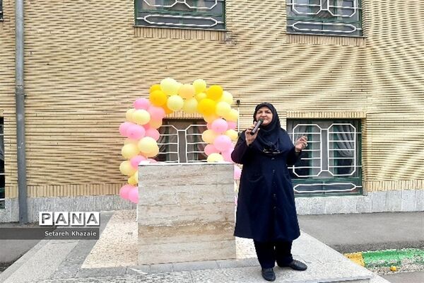 مراسم روز دختر و تقدیر از دانش‌آموزان برتر در دبیرستان یاس